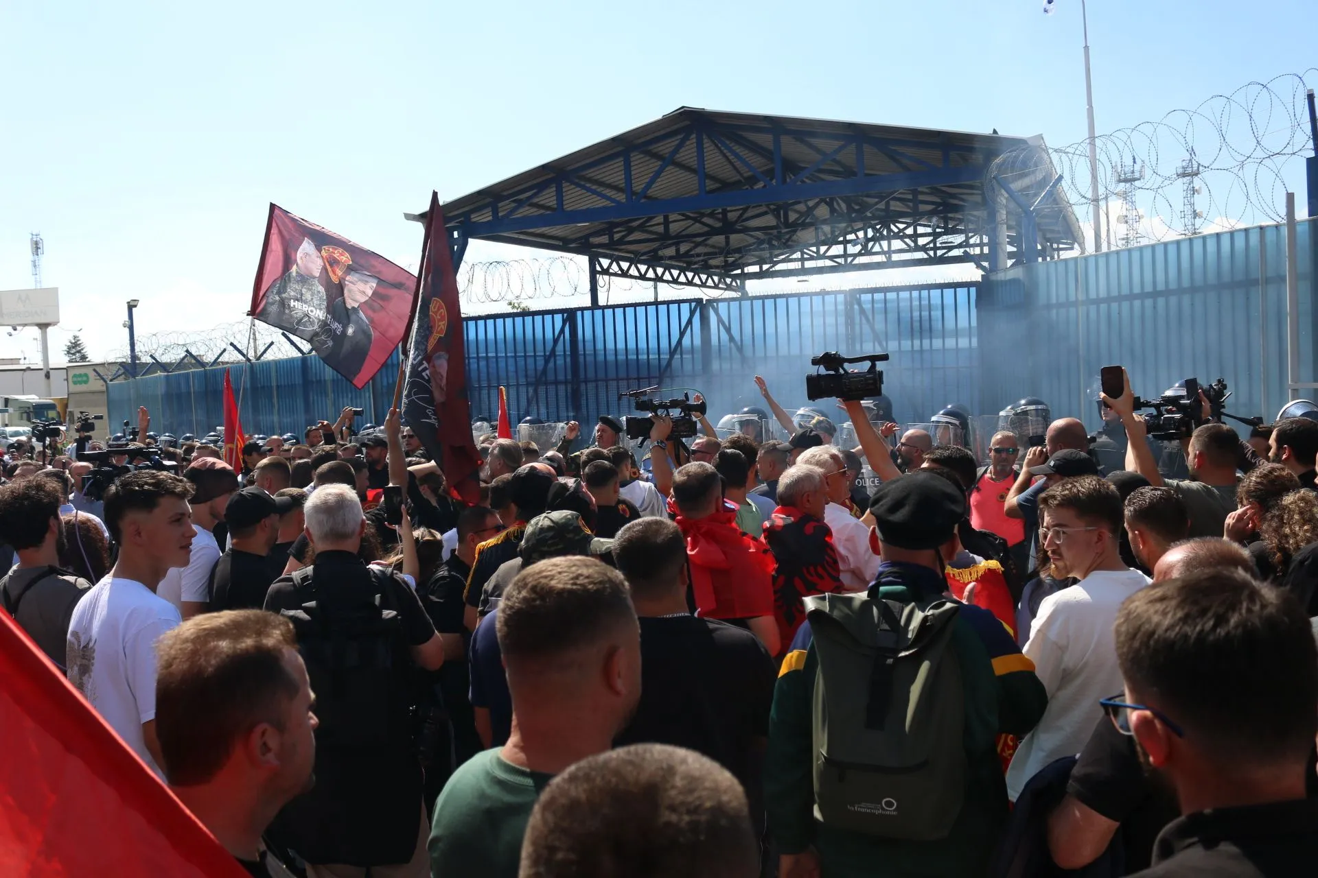 Demonstranti ispred Eulexa u Prištini uzvikivali imena osuđenih i pravili nerede