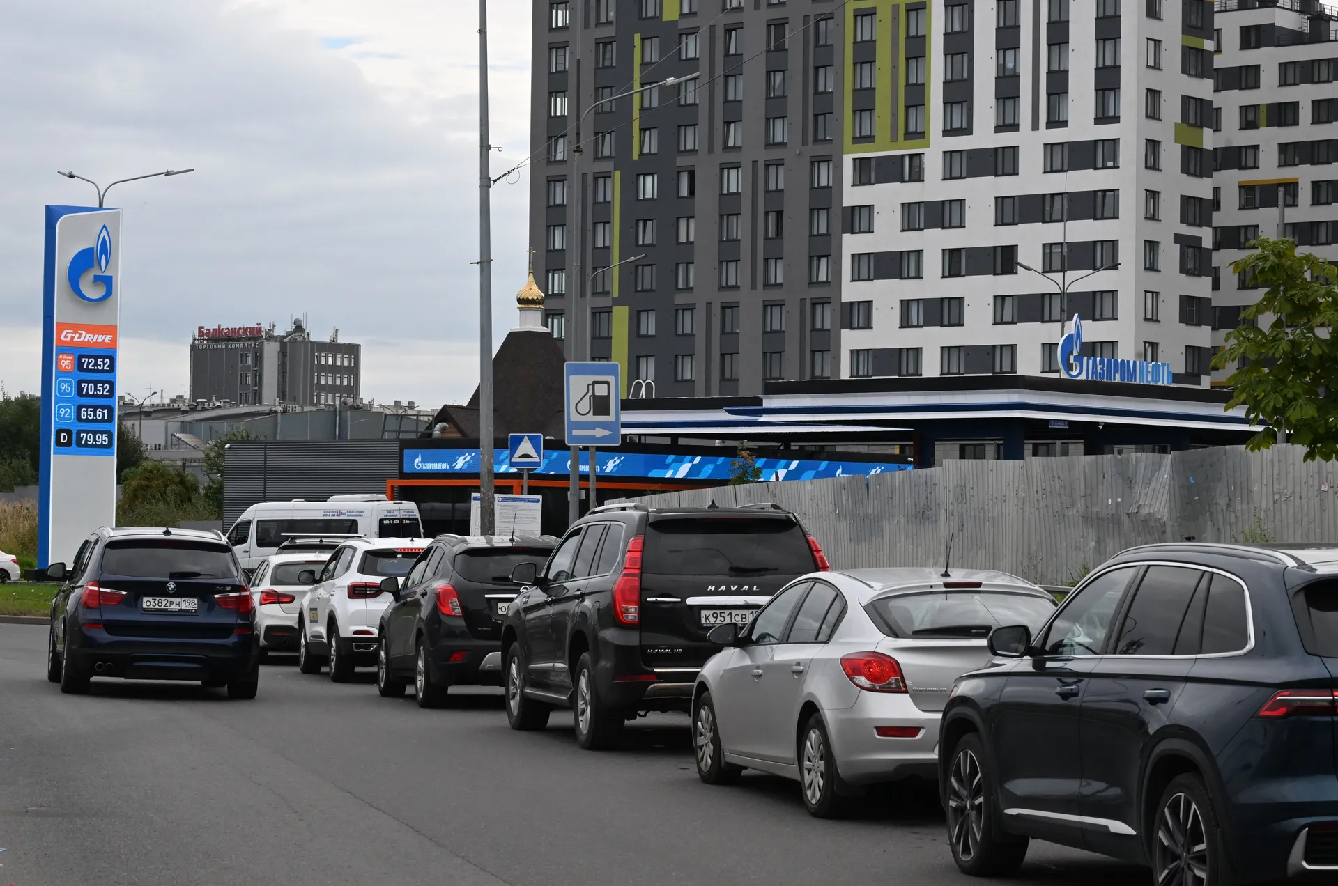 SANKT PETERBURG, RUSIJA – 16. septembar: Automobili čekaju u redu za gorivo na benzinskoj stanici kompanije Gazprom u Sankt Peterburgu, u Rusiji, 16. septembra 2026. godine. Poremećaji u snabdijevanju gorivom širom Sankt Peterburga naglo su se pogoršali n