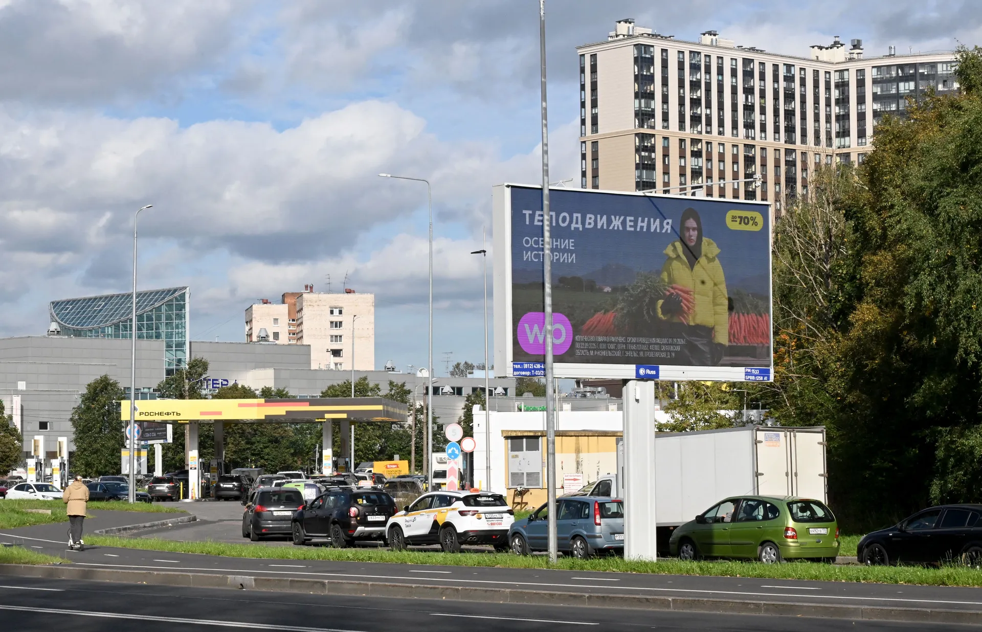 SANKT PETERBURG, RUSIJA – 16. septembar: Automobili čekaju u redu za gorivo na benzinskoj stanici kompanije Gazprom u Sankt Peterburgu, u Rusiji, 16. septembra 2026. godine. Poremećaji u snabdijevanju gorivom širom Sankt Peterburga naglo su se pogoršali n