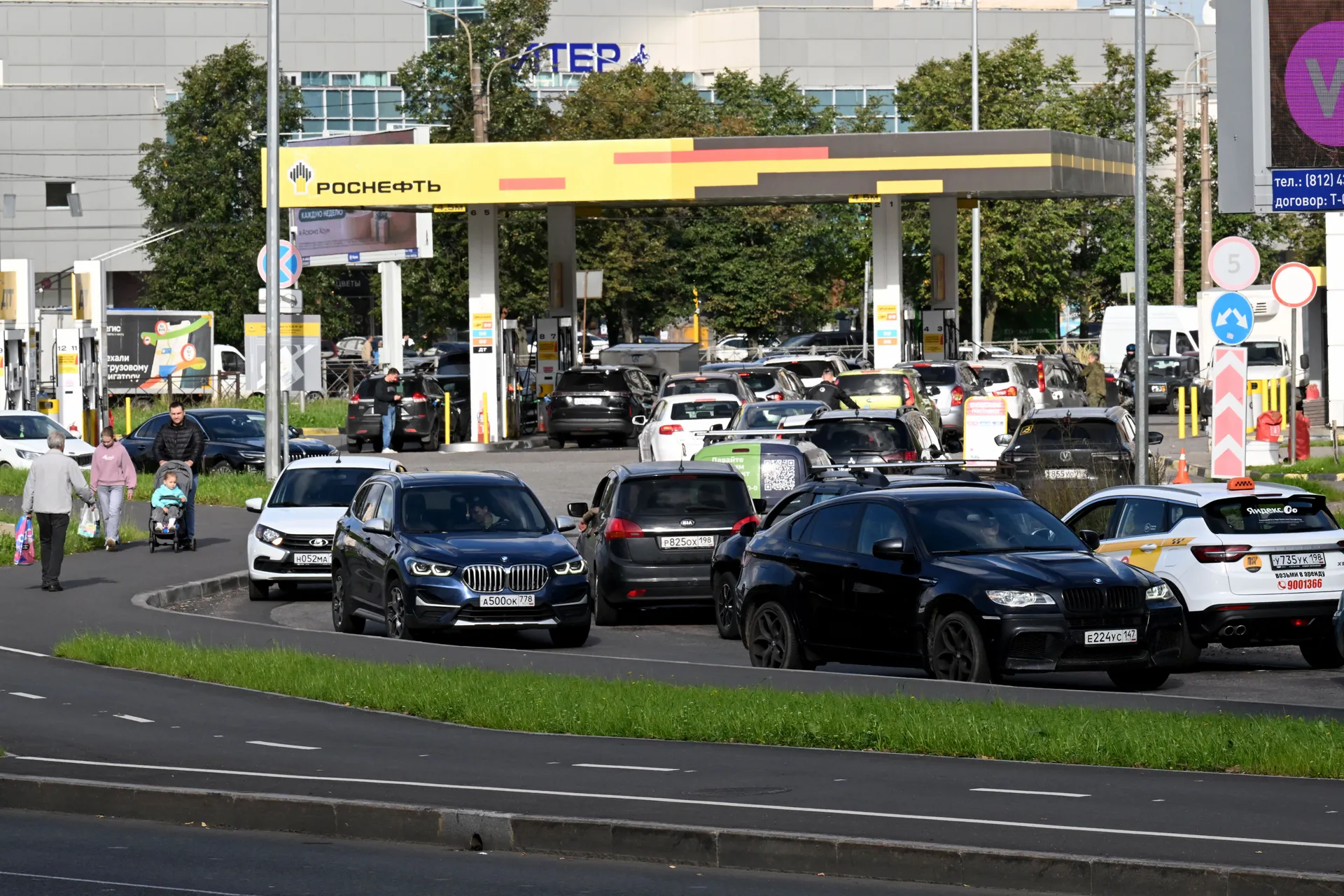SANKT PETERBURG, RUSIJA – 16. septembar: Automobili čekaju u redu za gorivo na benzinskoj stanici kompanije Gazprom u Sankt Peterburgu, u Rusiji, 16. septembra 2026. godine. Poremećaji u snabdijevanju gorivom širom Sankt Peterburga naglo su se pogoršali n