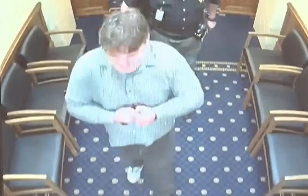 Slomio lisice, nokautirao šerifa pa pobjegao s mjesta događaja