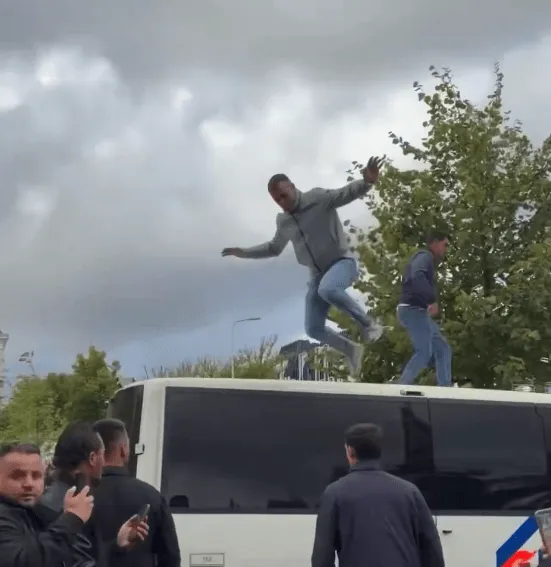 Neredi u Hagu nakon presude Thaciju i drugima, policija koristila vodene topove