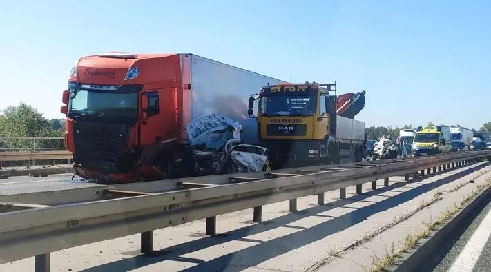 Težak sudar u bh. susjedstvu, automobil završio smrskan pod kamionom