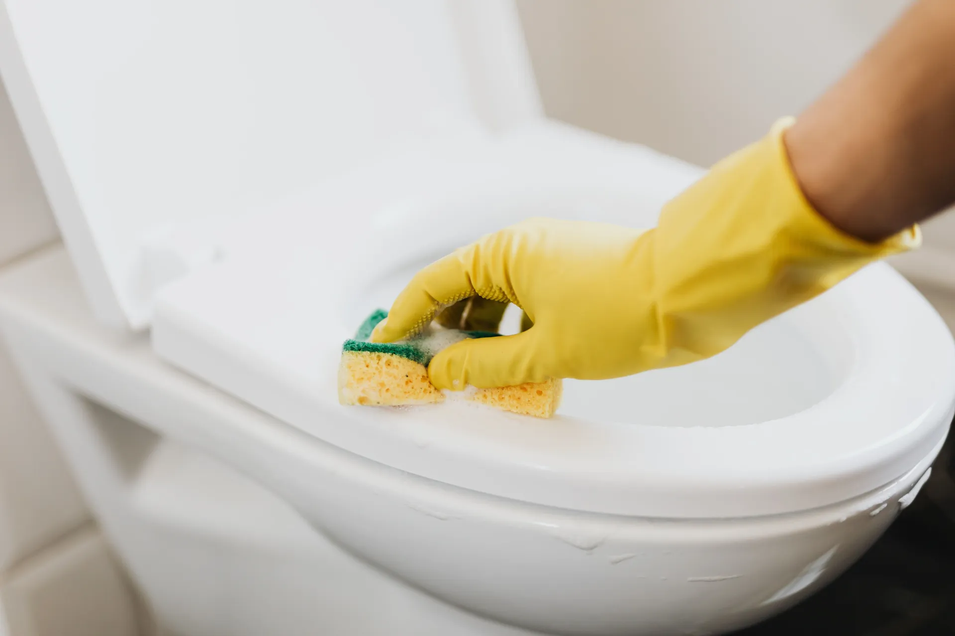 Dva sastojka iz kuće mogu ukloniti žute mrlje sa WC školjke, evo kako