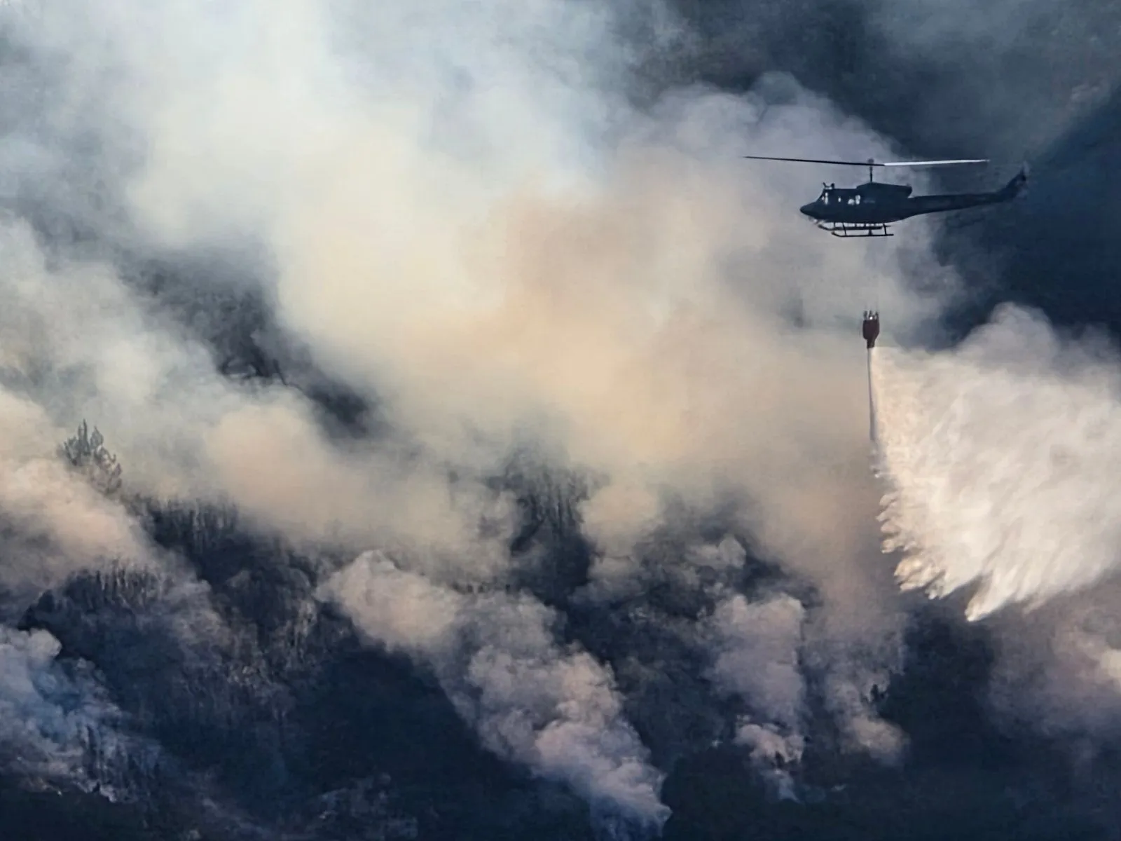 Helikopter OS BiH ponovo nad Čvrsnicom, snažan vjetar raspiruje požar