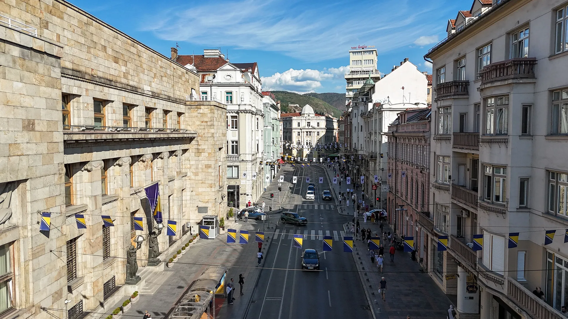 Sarajevo u znaku zastava BiH i ljiljana uoči velikog policijskog defilea
