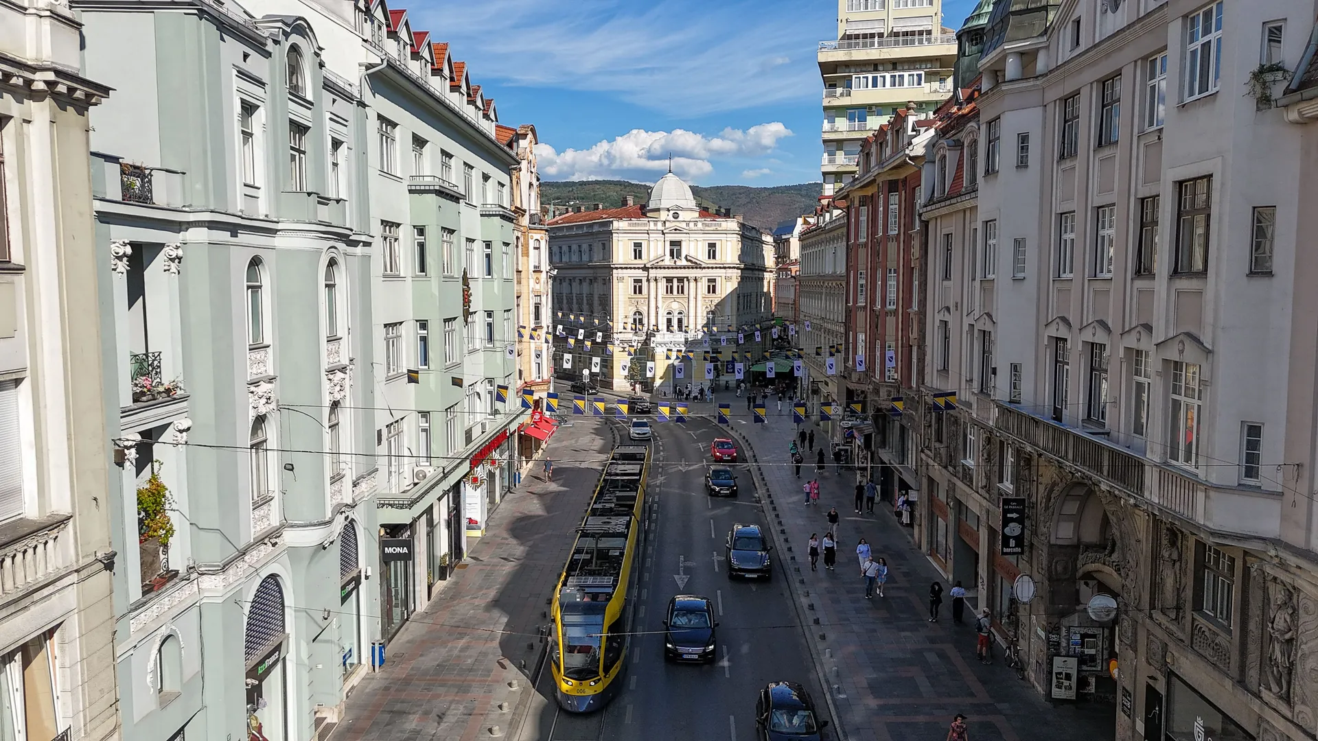 Sarajevo u znaku zastava BiH i ljiljana uoči velikog policijskog defilea