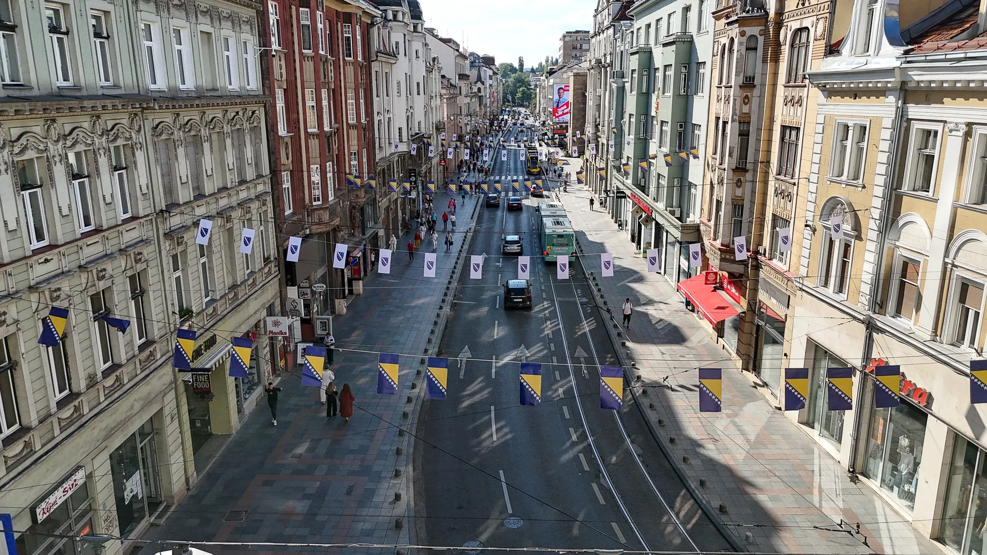Sarajevo u znaku zastava BiH i ljiljana uoči velikog policijskog defilea