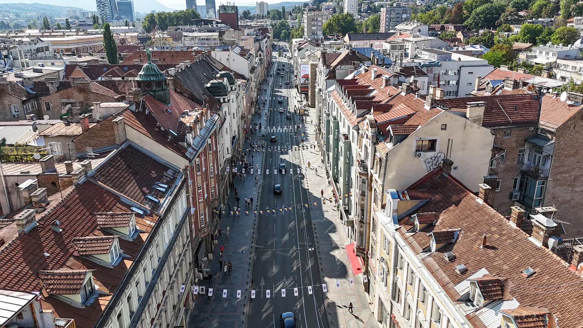 Sarajevo u znaku zastava BiH i ljiljana uoči velikog policijskog defilea