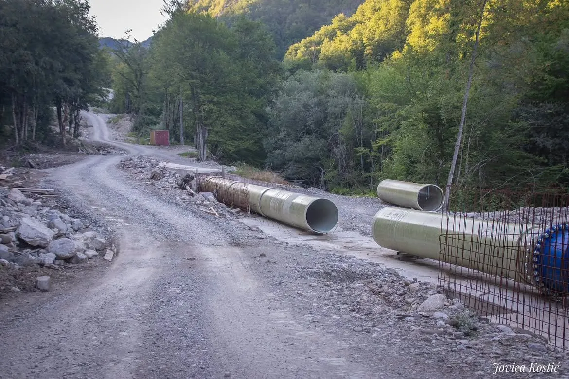 Jabušnica pod cijevima i betonom: „Kojoj god naciji pripadate, pijete vodu“