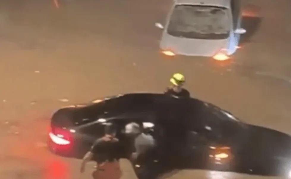Uznemirujući prizori iz Španije, bujice nose automobile, ima mrtvih