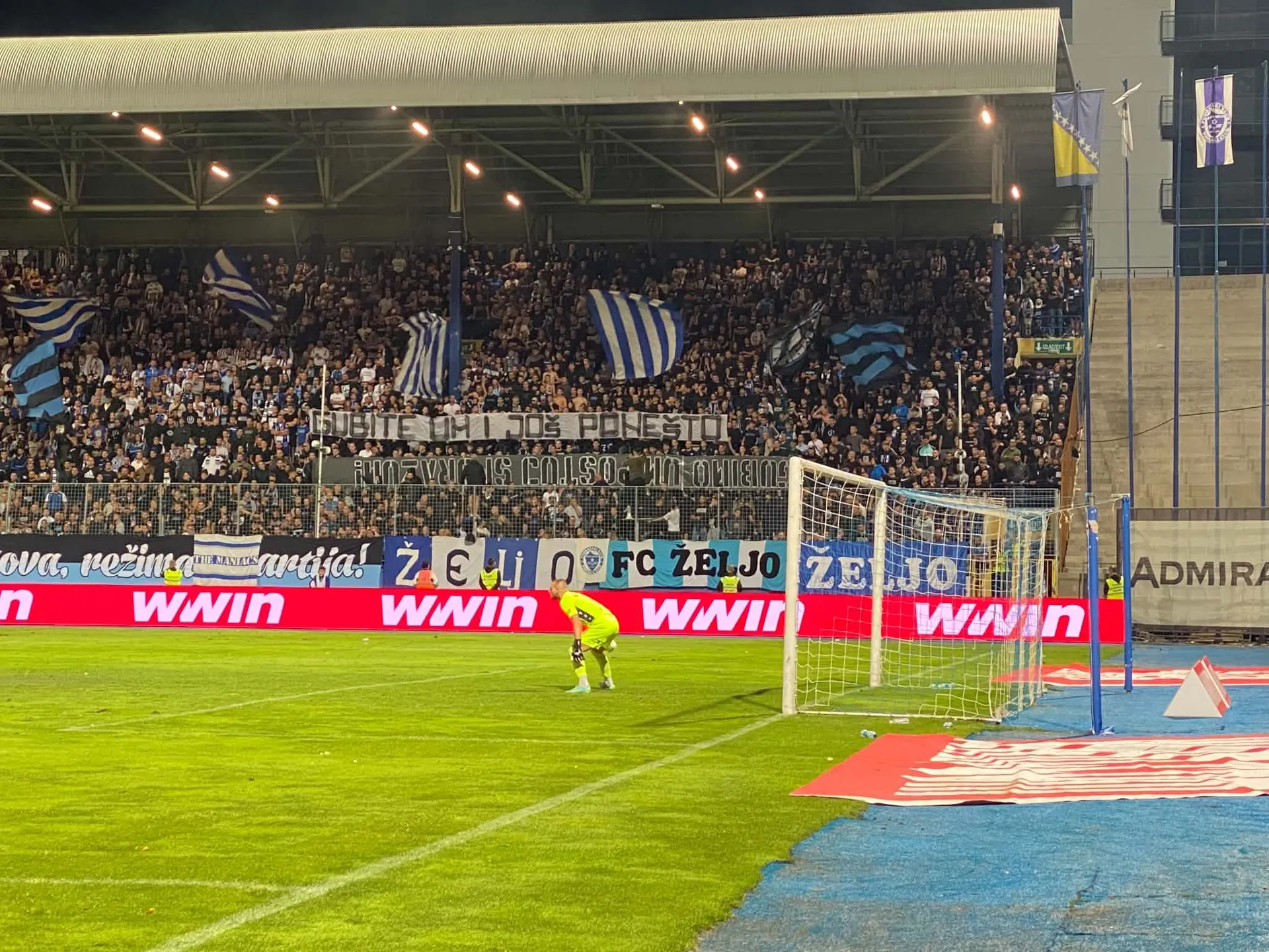 Manijaci na Grbavici zapalili parolu navijača Čelika uz jasnu poruku