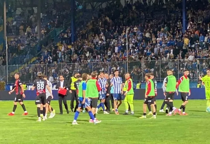 Fudbaleri Čelika okružili sudiju Kazlagića nakon utakmice, tražili su odgovore