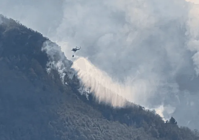 Za njih nema odmora, helikopter OSBiH nastavlja gasiti požar na Blidinju