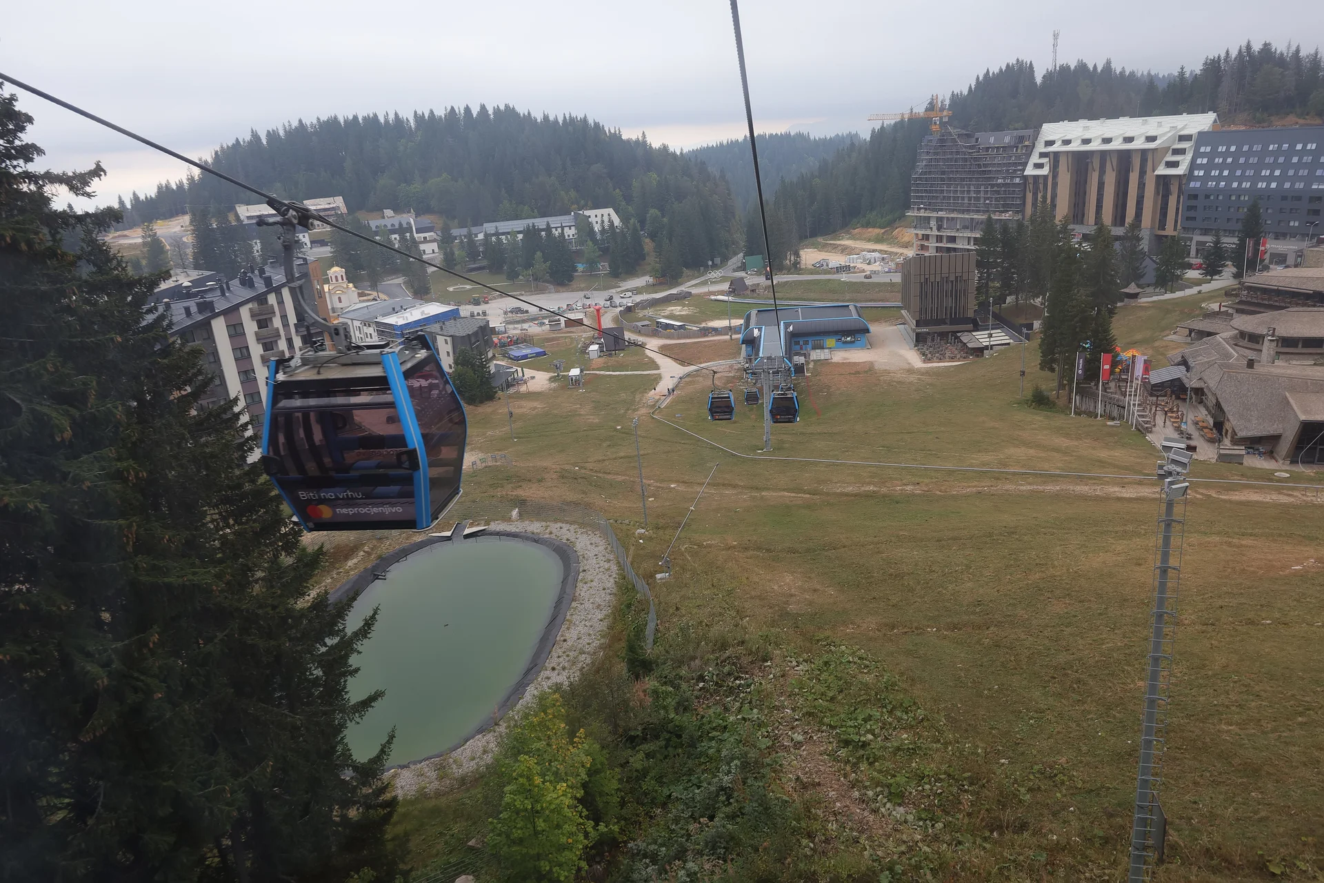 Novi udar na džepove građana: Gorivo podiže i cijene ski-karata