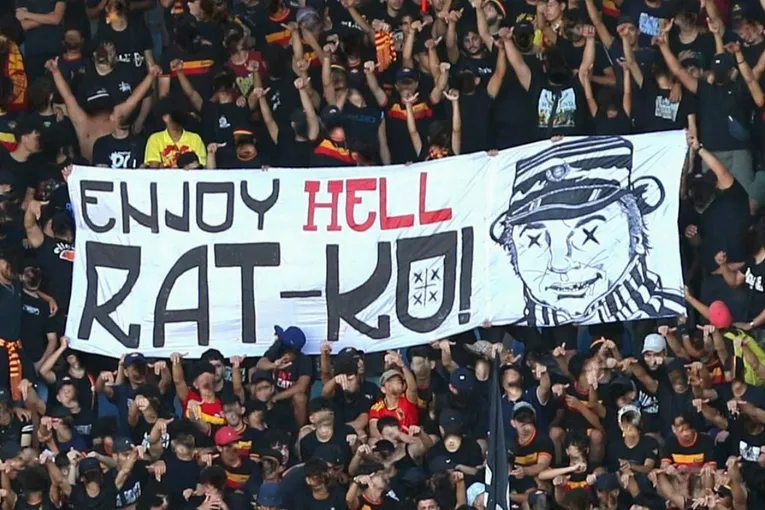 Alžirski navijači na kreativan način osudili veličanje zločinca Mladića
