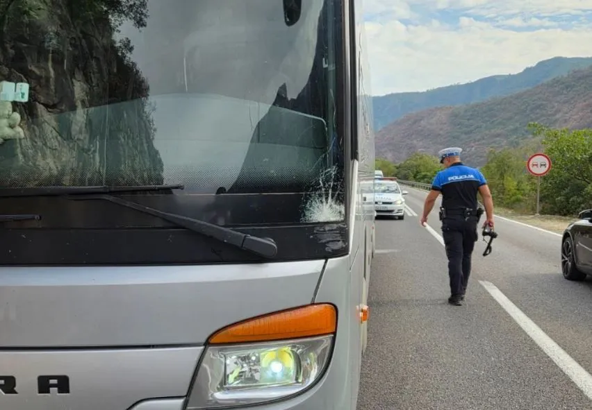 Teška saobraćajna nesreća na M-17, EUFOR-ovo vozilo udarilo autobus