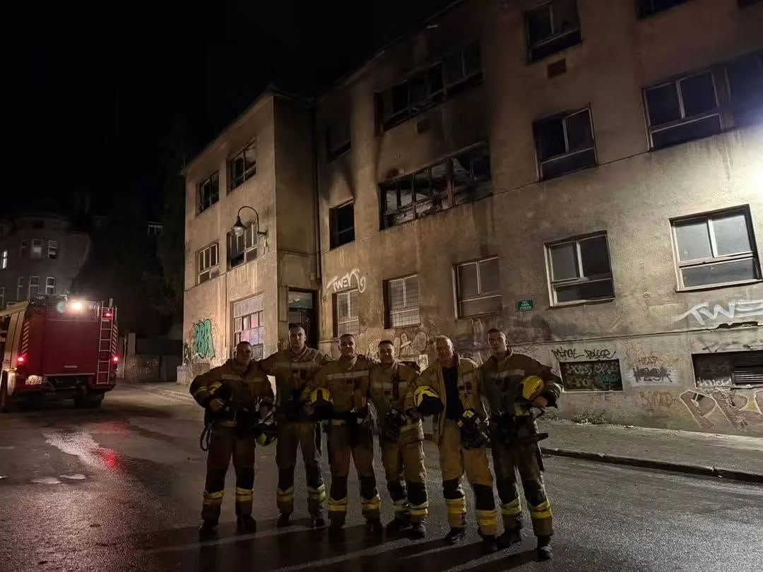 Hrabri sarajevski vatrogasci spasili osobu iz zgrade zahvaćene požarom