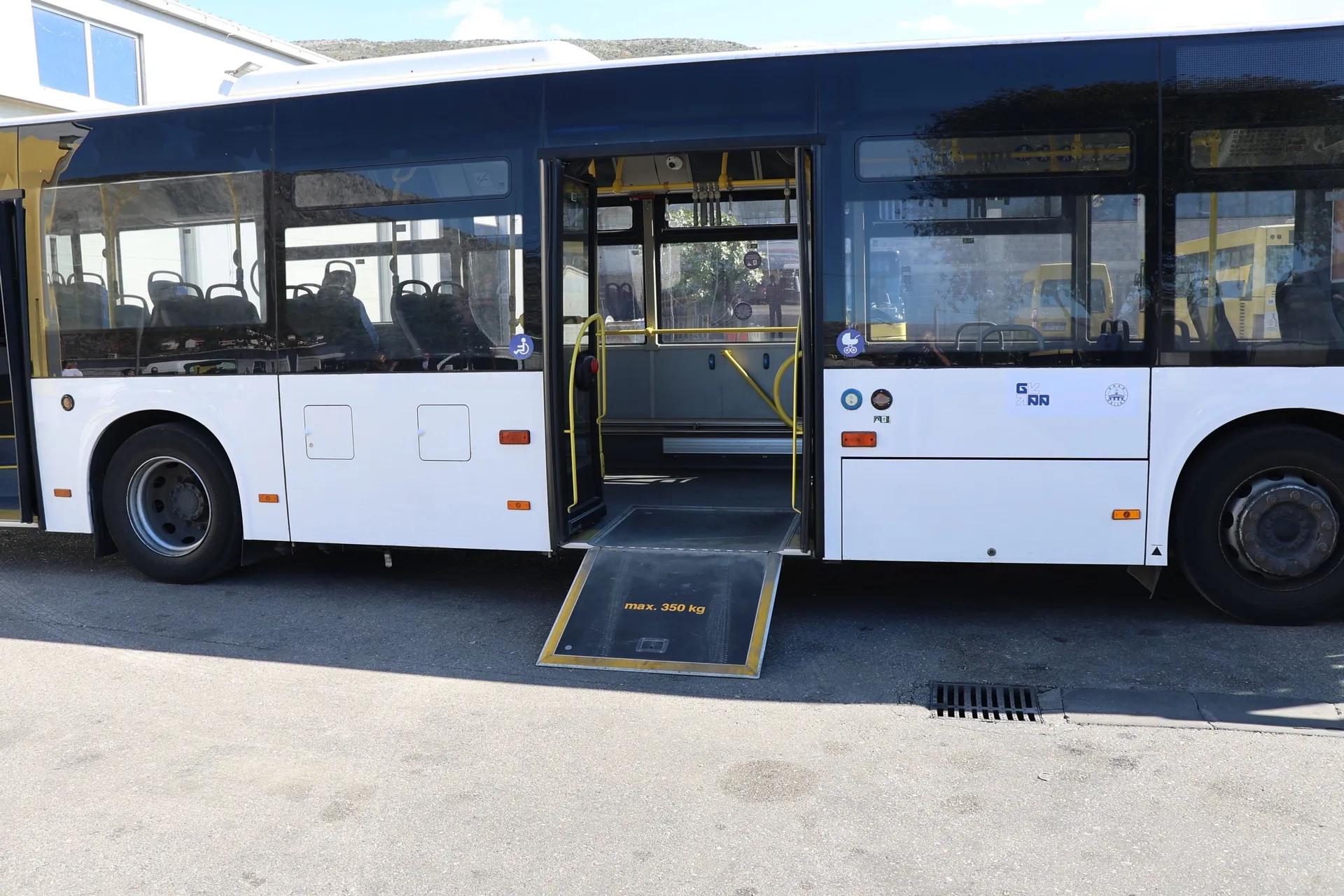 MOSTAR, 23. rujna (FENA) - Grad Osijek donirao je Gradu Mostaru dva autobusa za potrebe Javnog poduzeća "Mostar Busa", vrijedna oko 160.000 eura, a predstavnici dva gradova naglasili su nastavak suradnje, ali i ukazali na izazove koje javnom prijevozu don