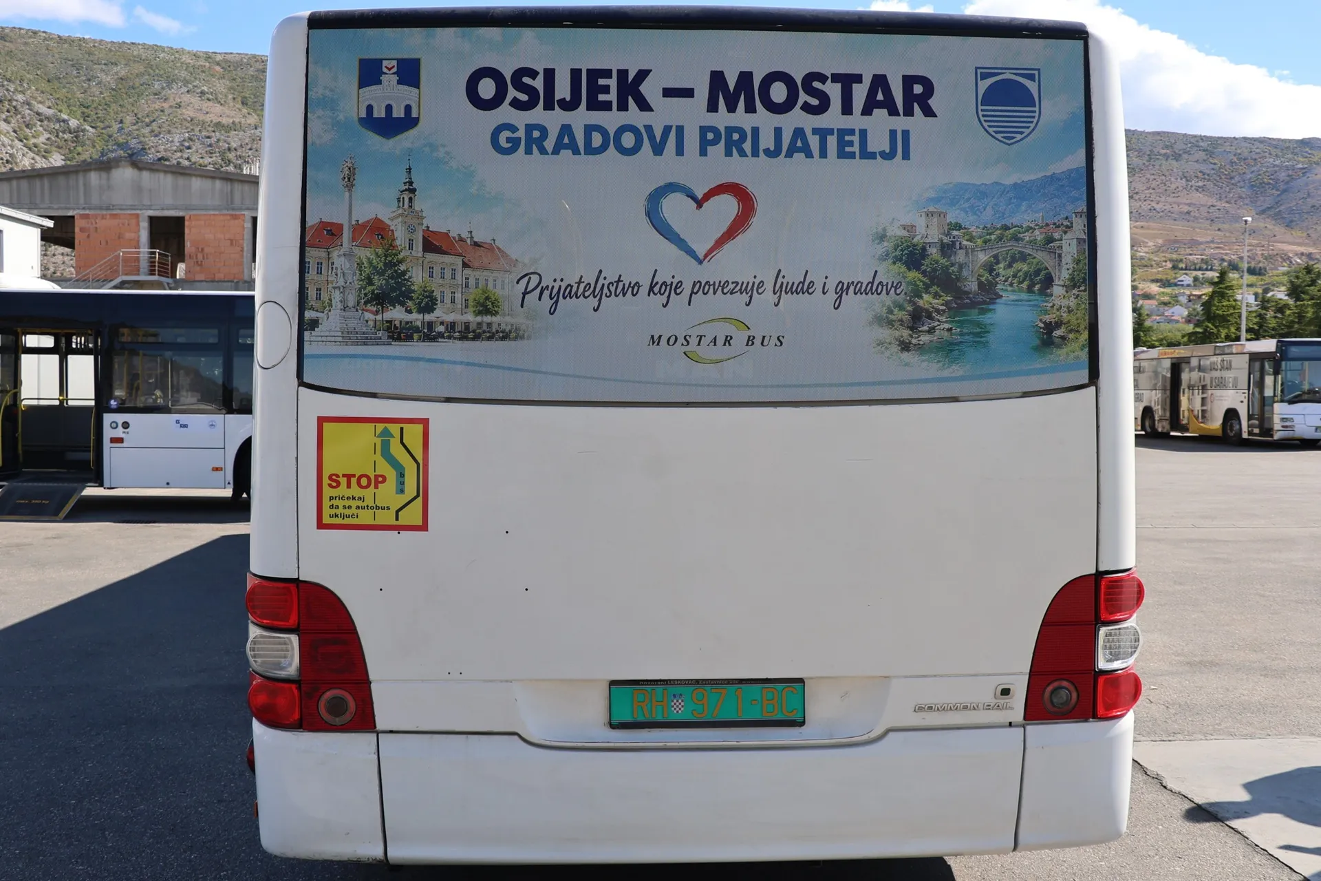MOSTAR, 23. rujna (FENA) - Grad Osijek donirao je Gradu Mostaru dva autobusa za potrebe Javnog poduzeća "Mostar Busa", vrijedna oko 160.000 eura, a predstavnici dva gradova naglasili su nastavak suradnje, ali i ukazali na izazove koje javnom prijevozu don