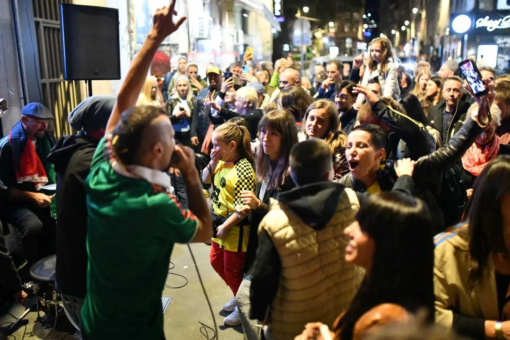 Dubioza zapjevala na ulici i okupila Sarajlije, nastao pravi show