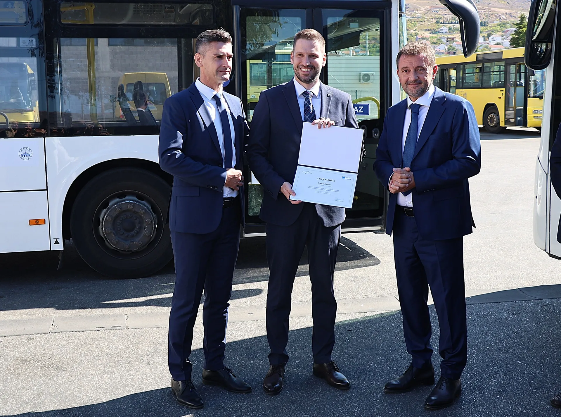 MOSTAR, 23. rujna (FENA) - Grad Osijek donirao je Gradu Mostaru dva autobusa za potrebe Javnog poduzeća "Mostar Busa", vrijedna oko 160.000 eura, a predstavnici dva gradova naglasili su nastavak suradnje, ali i ukazali na izazove koje javnom prijevozu don