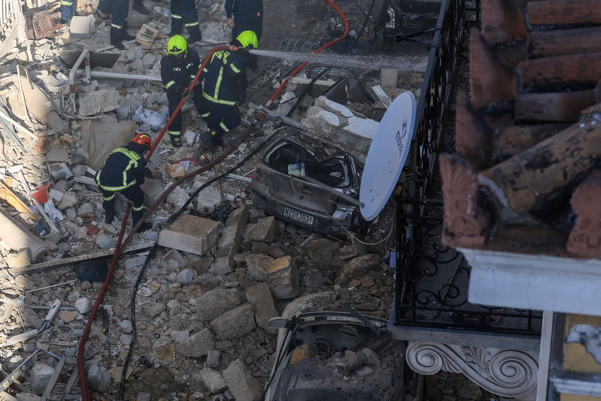 Emergency personnel work at the site where an old building partially collapsed following an explosion, at the touristy Plaka area in central Athens, Greece, September 25, 2026. REUTERS/Louisa Gouliamaki