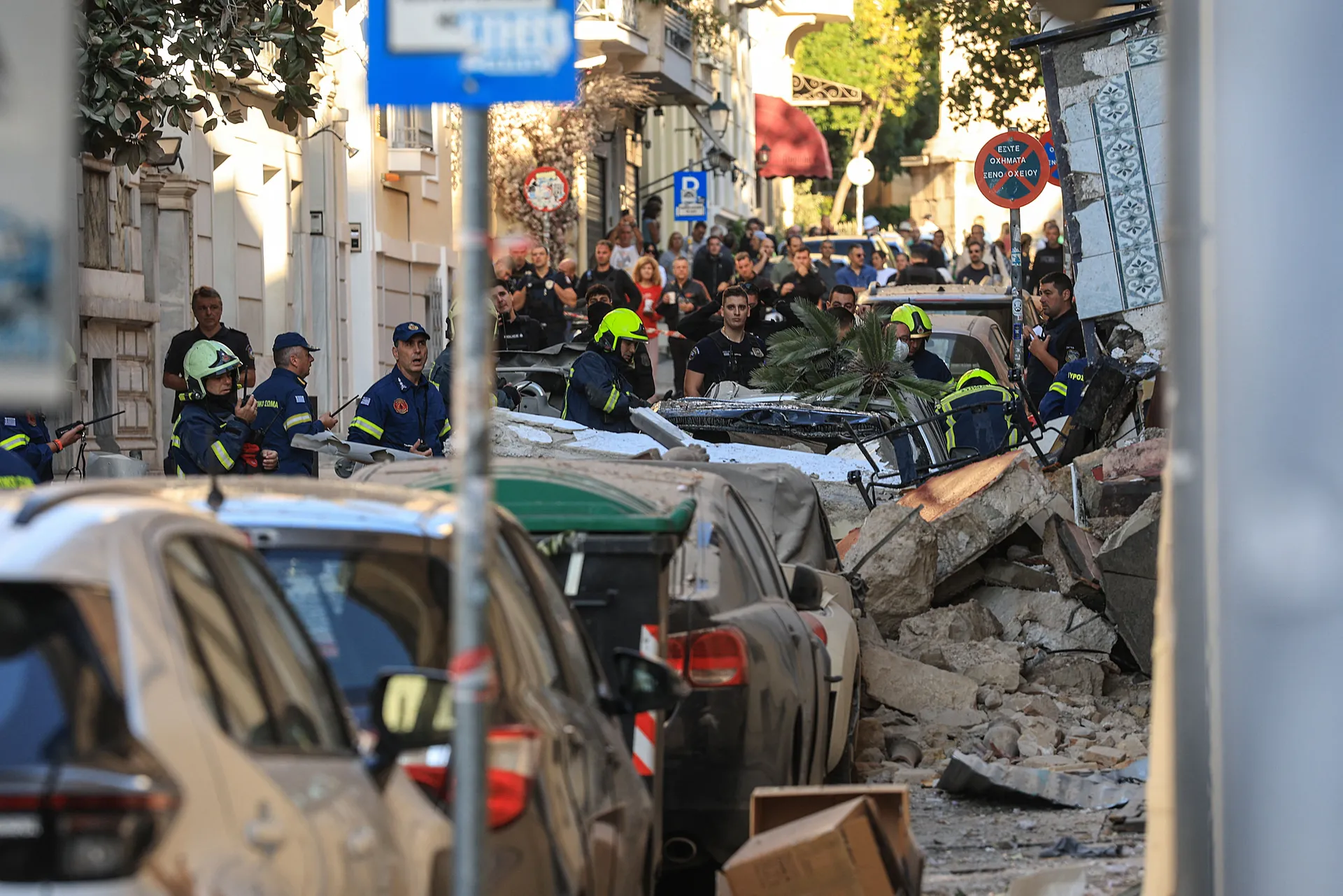 Novi detalji eksplozije u Atini, nestalo pet osoba, spasioci pretražuju ruševine