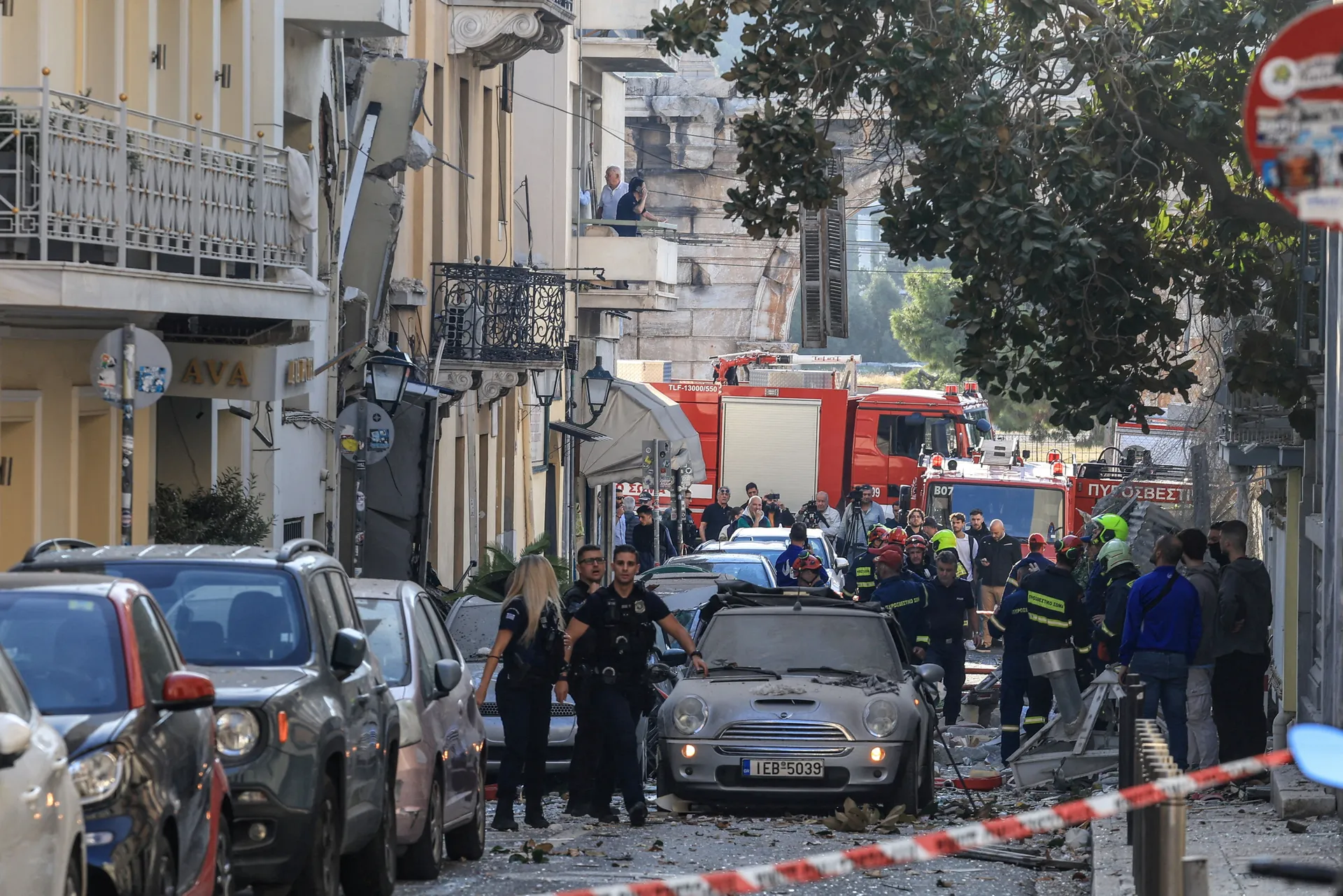 Emergency personnel work at a site where an old building partially collapsed following an explosion, in the touristy Plaka area in central Athens, Greece, September 25, 2026. REUTERS/Louisa Gouliamaki     TPX IMAGES OF THE DAY