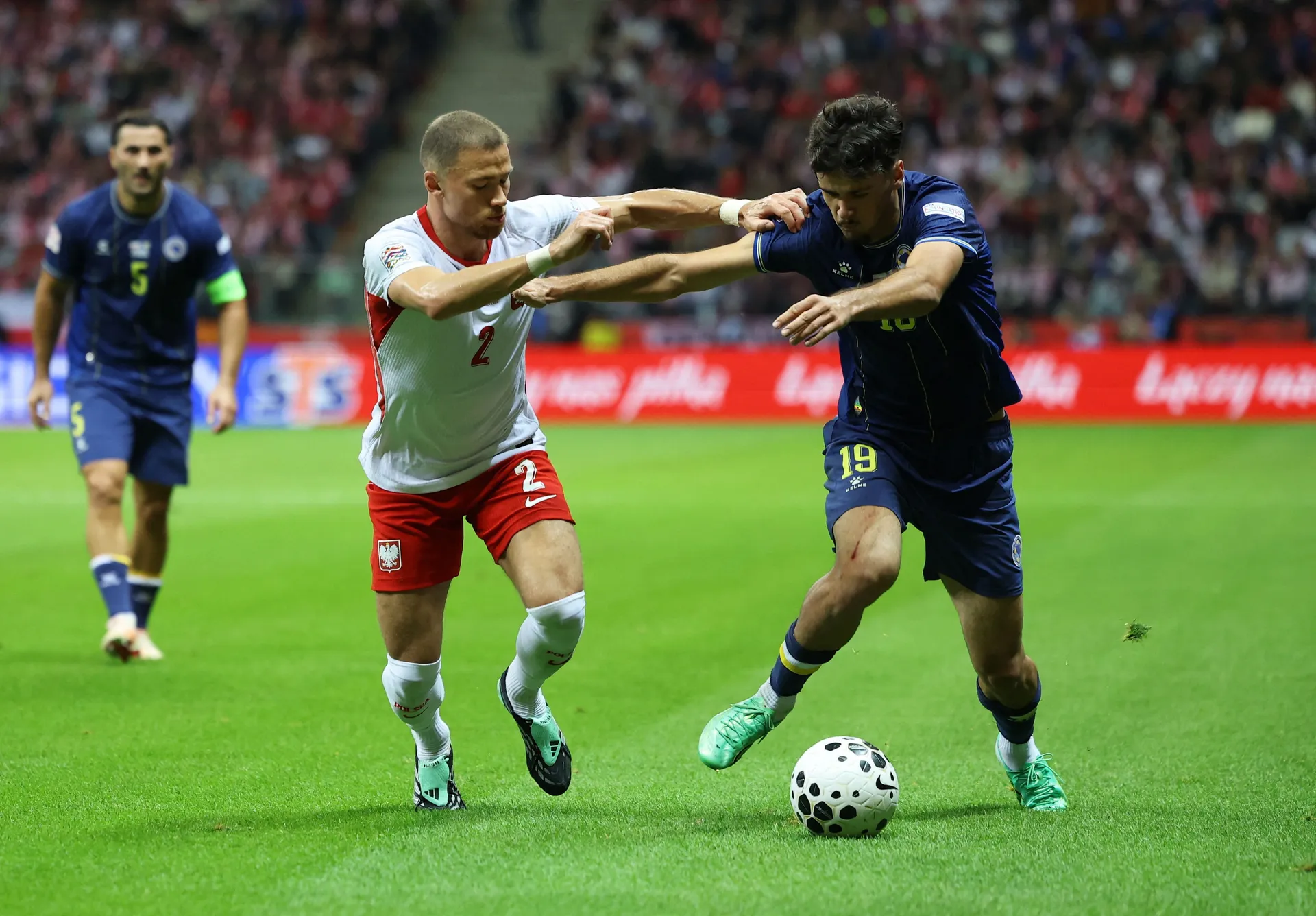 Soccer Football - Nations League - Group H - Poland v Bosnia and Herzegovina - PGE Narodowy, Warsaw, Poland - September 25, 2026 Poland's Matty Cash in action with Bosnia and Herzegovina's Kerim Alajbegovic REUTERS/Kacper Pempel