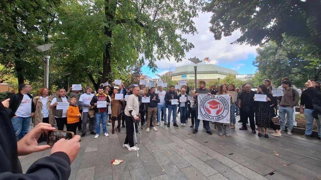 Grupa građana Banje Luke na ulicama, pružaju podršku studentima iz Srbije