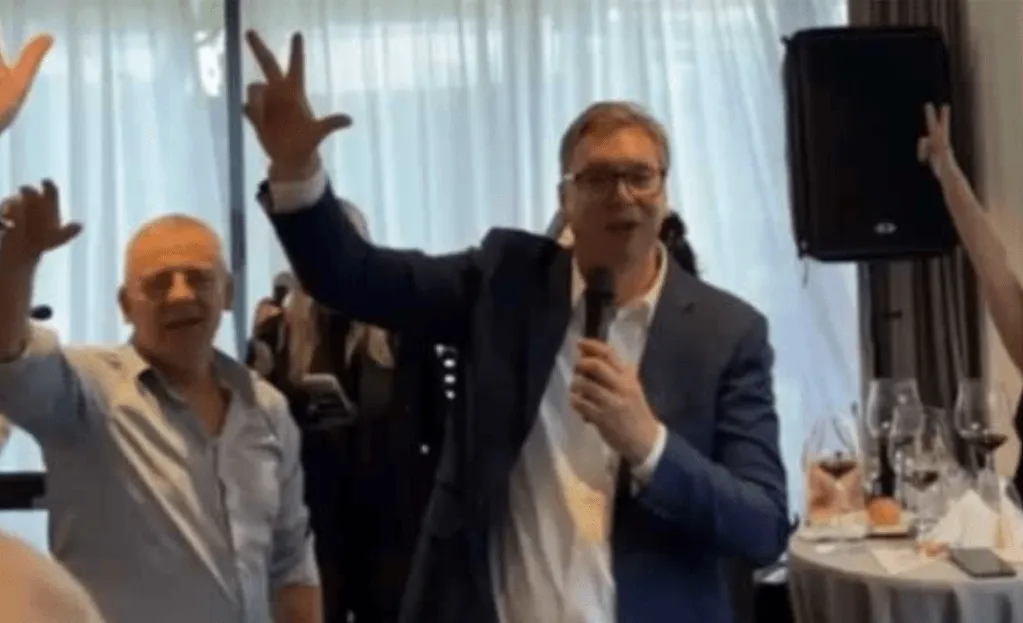 Vučić priredio oproštajnu zabavu, pokazivao tri prsta i pjevao "A sad, adio"