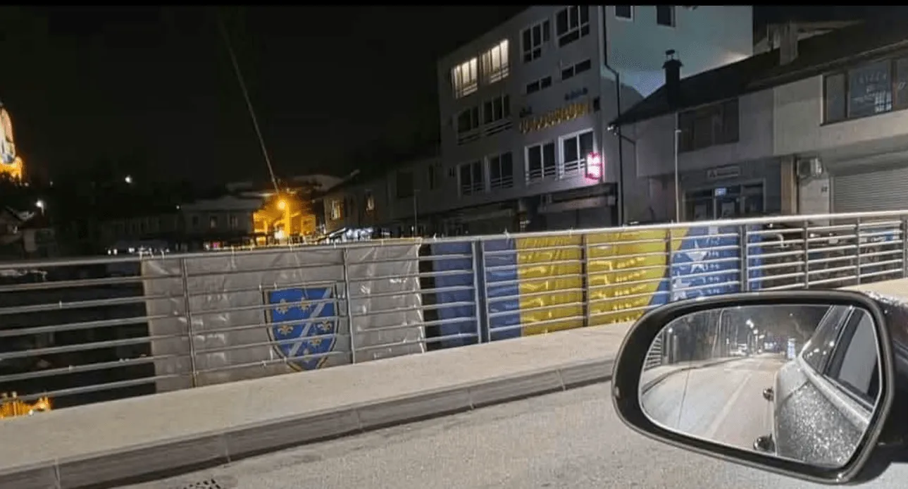 Ljiljani vraćeni na most u Kiseljaku, postavljena i državna zastava BiH