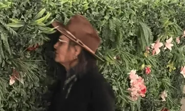 Johnny Depp postao hit na internetu, snimljen kako jede dekorativno lišće