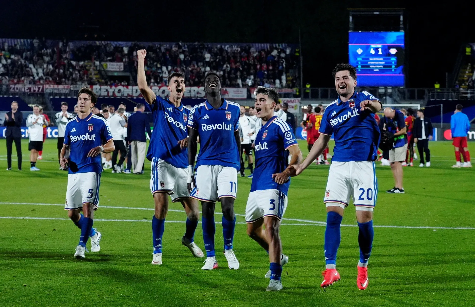 Soccer Football - UEFA Champions League - Como v RB Leipzig - Stadio Giuseppe Sinigaglia, Como, Italy - September 10, 2026 Como's Alex Valle and Martin Baturina celebrate with teammates after the match REUTERS/Matteo Ciambelli     TPX IMAGES OF THE DAY