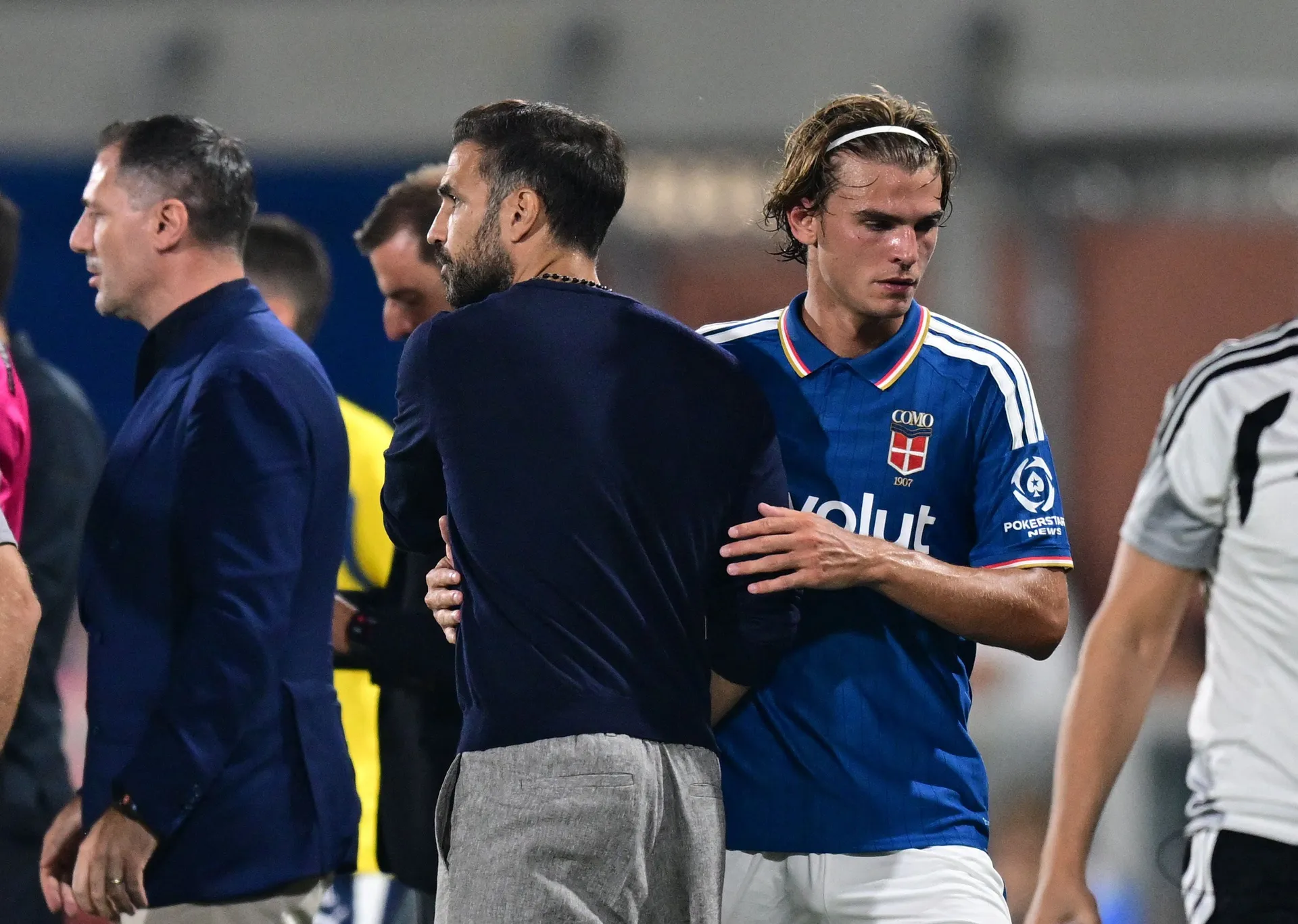 Soccer Football - Serie A - Como v Parma - Stadio Giuseppe Sinigaglia, Como, Italy - September 14, 2026 Como's Nico Paz with coach Cesc Fabregas after being substituted REUTERS/Daniele Mascolo