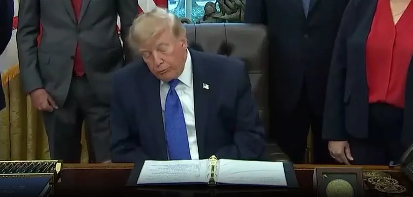 Trump zadrijemao pred kamerama, društvene mreže planule: Bori se da ostane budan