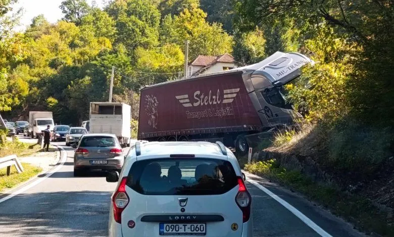 Nesreća na M-17, sudarili se teretno vozilo i automobil, kamion sletio s puta