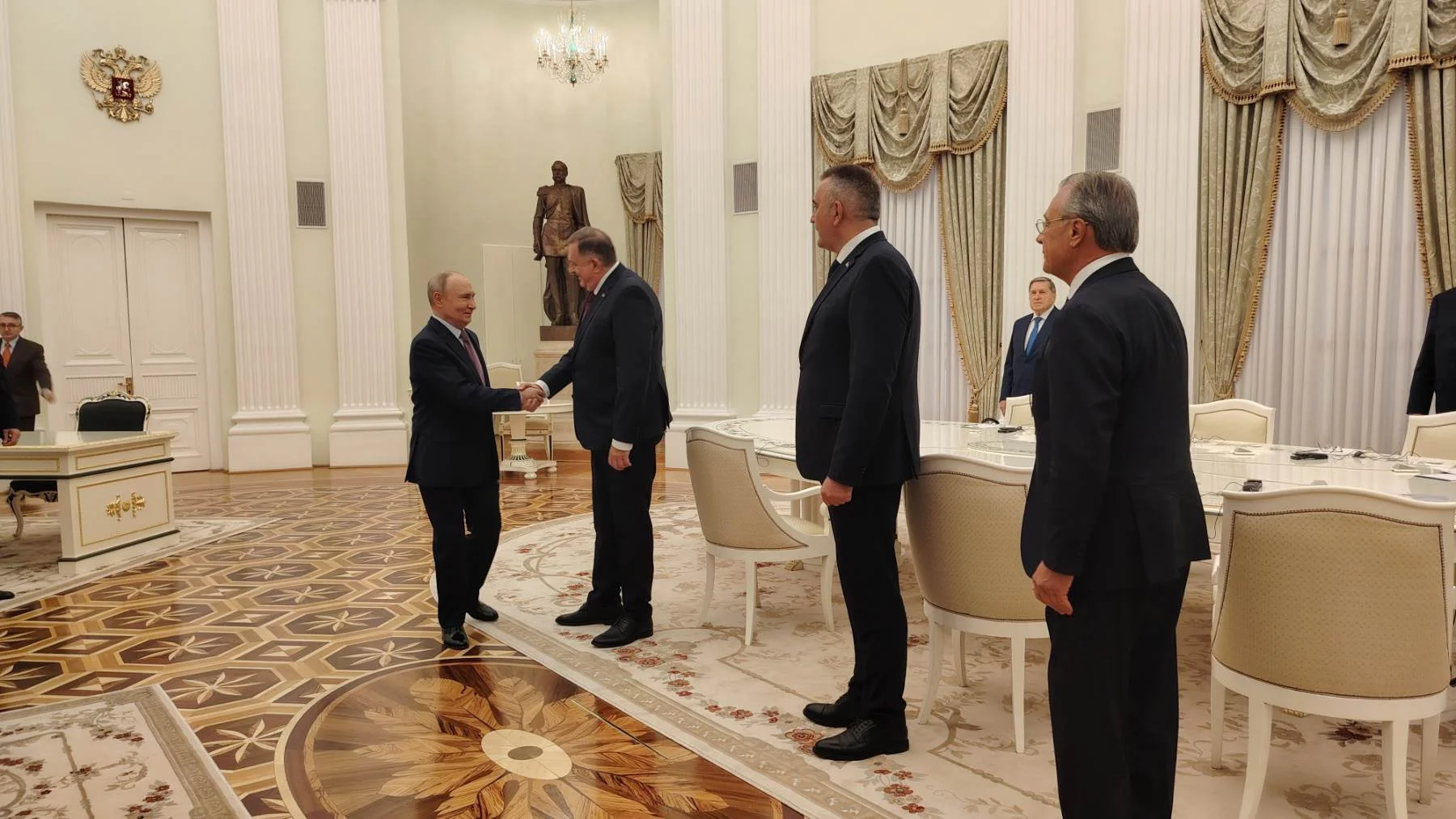 Slika s Putinom može, ali kredit ne može