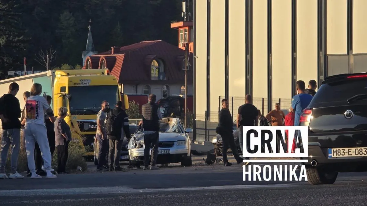 Automobil završio na krovu drugog vozila u Sarajevu, tri osobe povrijeđene