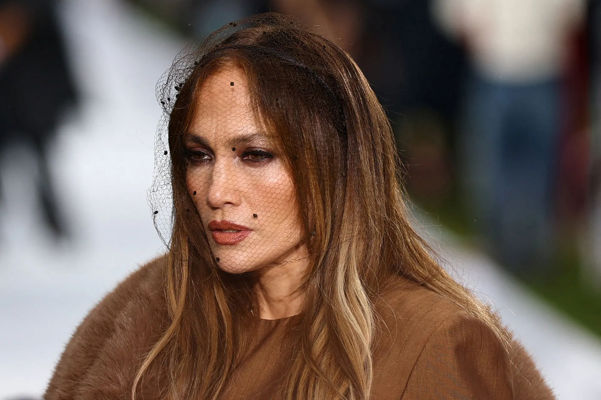 JLo spojila nespojivo, čipkanu haljinu nosila uz neočekivani detalj