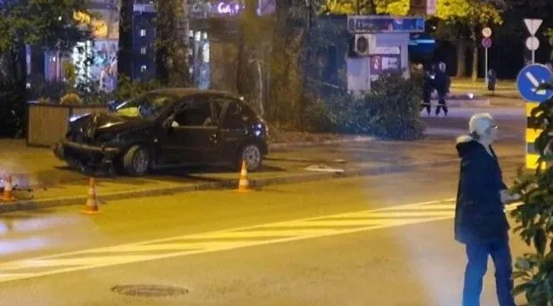 Teška saobraćajna nesreća u Zenici, vozač izgubio kontrolu i zabio se u stub