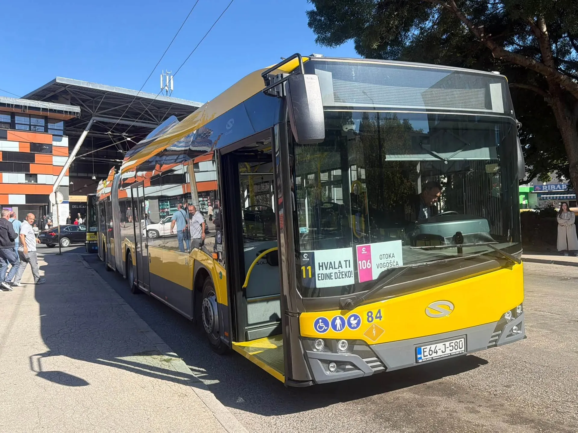 Sudarili se motocikl i trolejbus na Dobrinji, totalna obustava saobraćaja