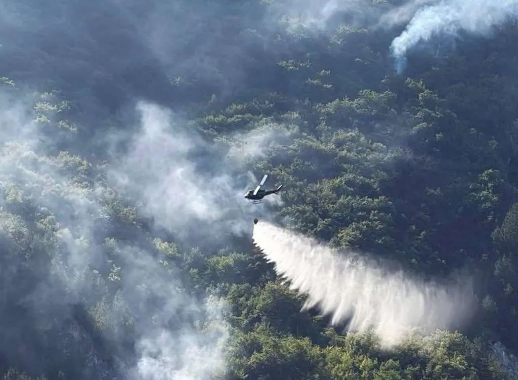 Požar na Čvrsnici i dalje aktivan, jak vjetar onemogućava djelovanje helikoptera
