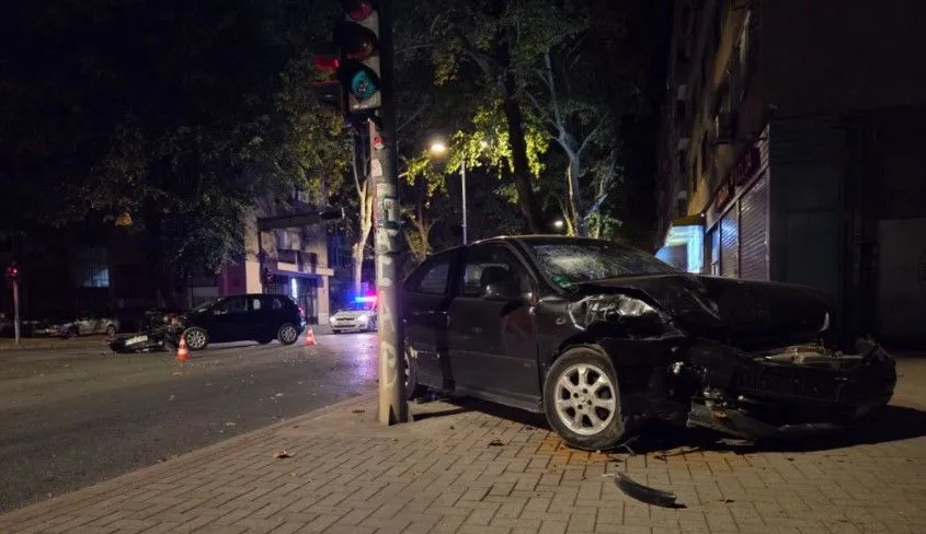 Teška saobraćajna nesreća u Mostaru, od siline udara Opel završio na trotoaru