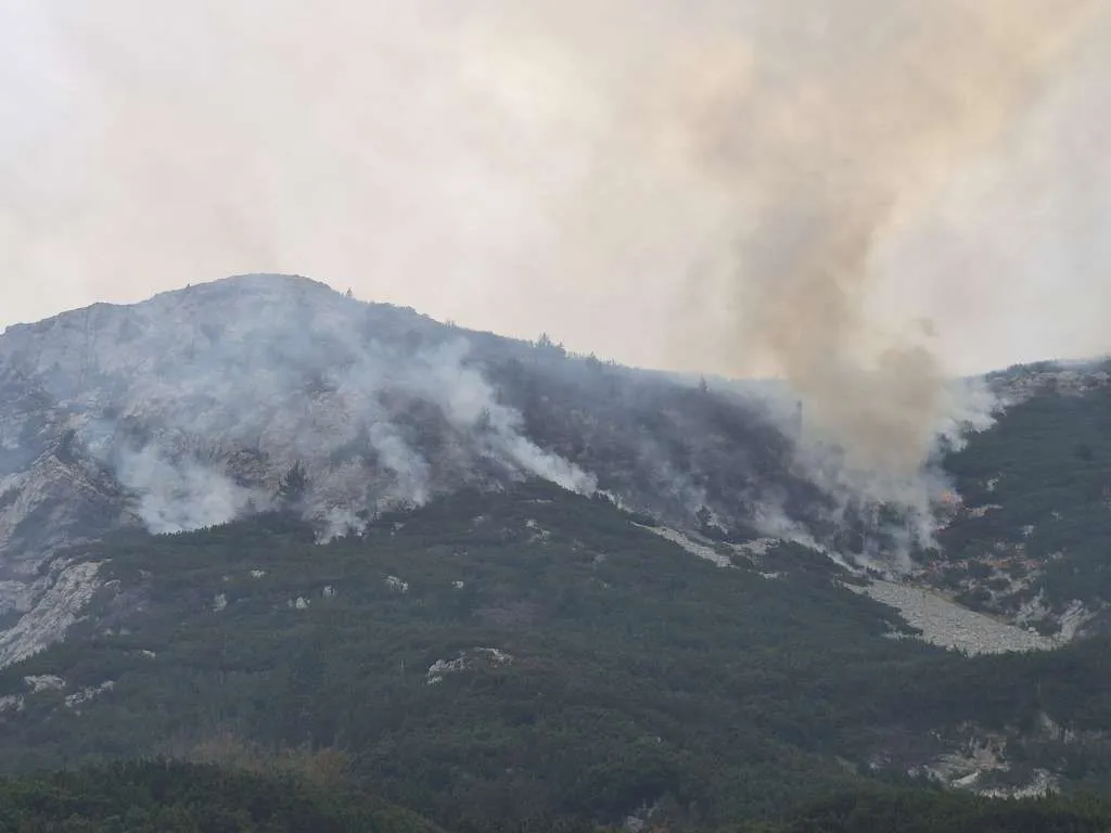 Požar na Čvrsnici i dalje aktivan: Vatra se širi podzemnim žilama