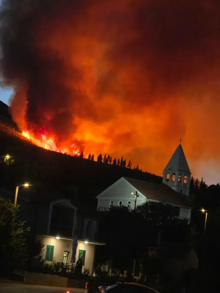 Veći šumski požar se širi kod Metkovića, vatrogasci brane kuće