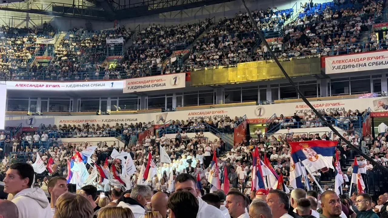 Skandirali zločincu Ratku Mladiću uoči mitinga Vučićeve stranke u Beogradu