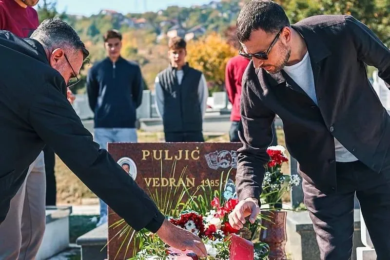 Delegacija FK Sarajevo položila cvijeće na grob Vedrana Puljića