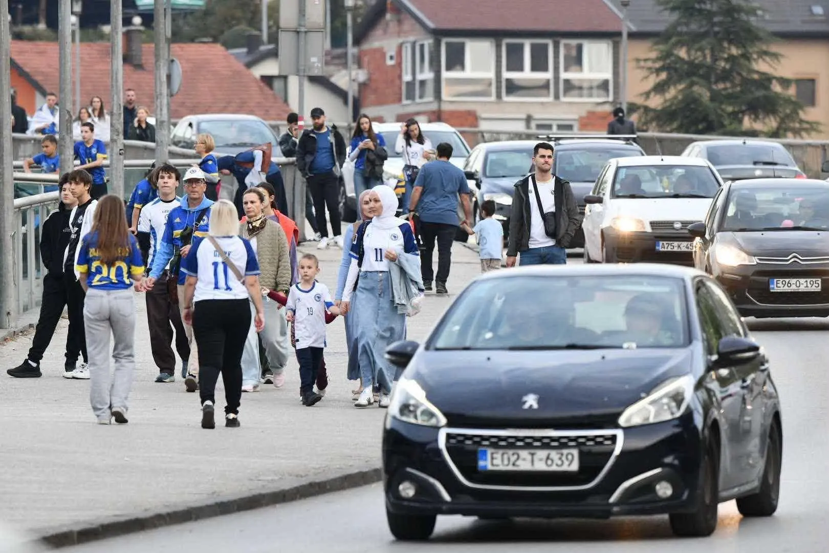 Navijači se okupljaju pred utakmicu BiH - Poljska